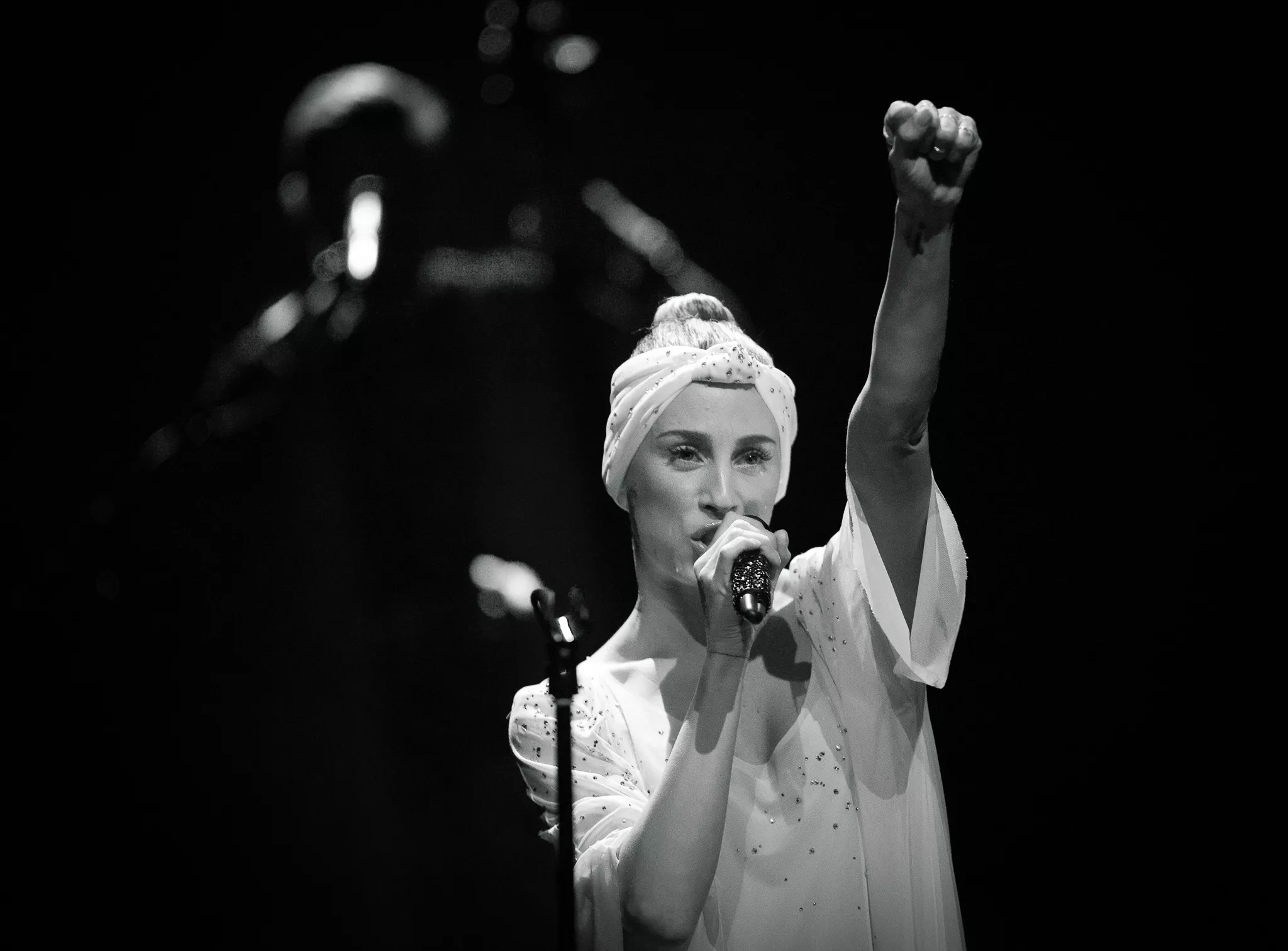 Se Medina overraske fans ved Storkespringvandet 