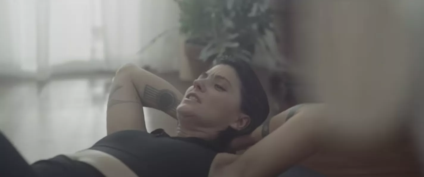 VIDEO: Sharon Van Etten går fitness-amok til 80'er-glad single