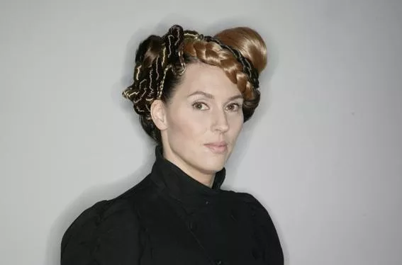 Cornelia gör tunnelbaneturné