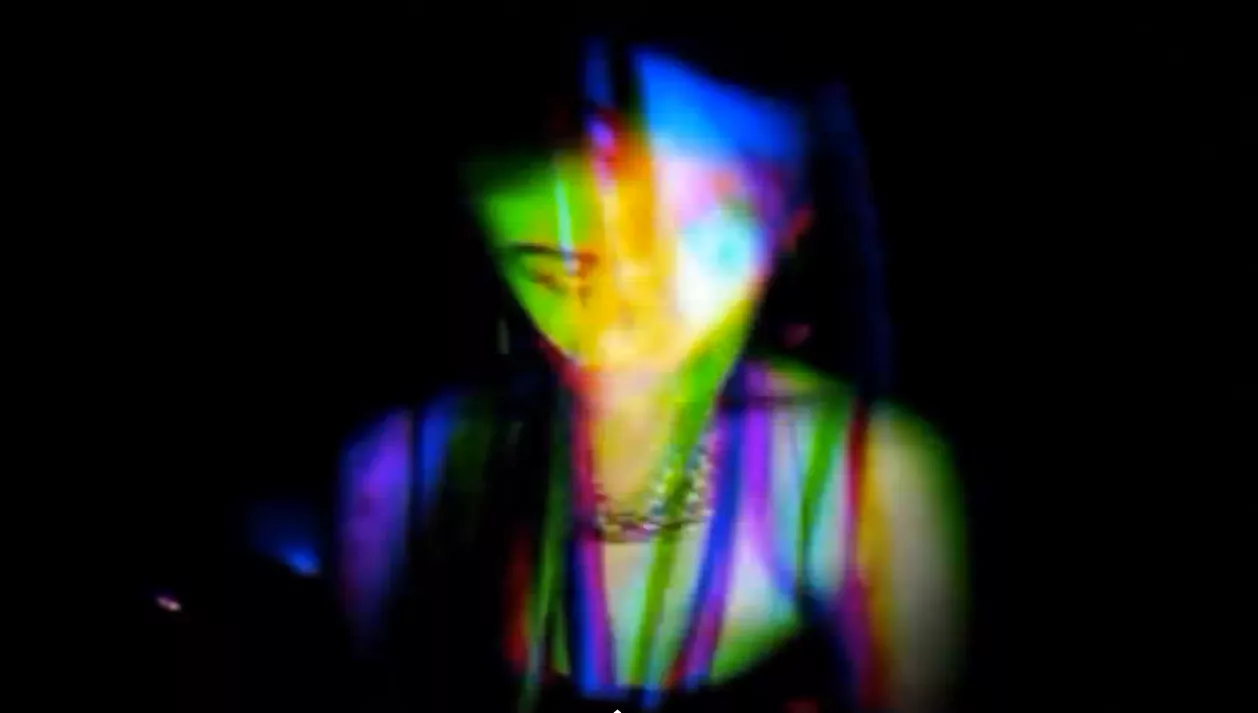 Se danske Mendozas rave-inspirerede musikvideo
