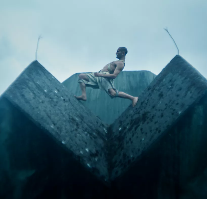 Tidligere Reptile Youth-medlem laver musik til technoballet i Aarhus Lufthavn