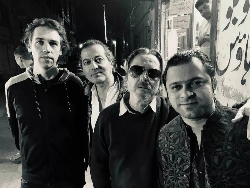 Højst usædvanlig, original crossover