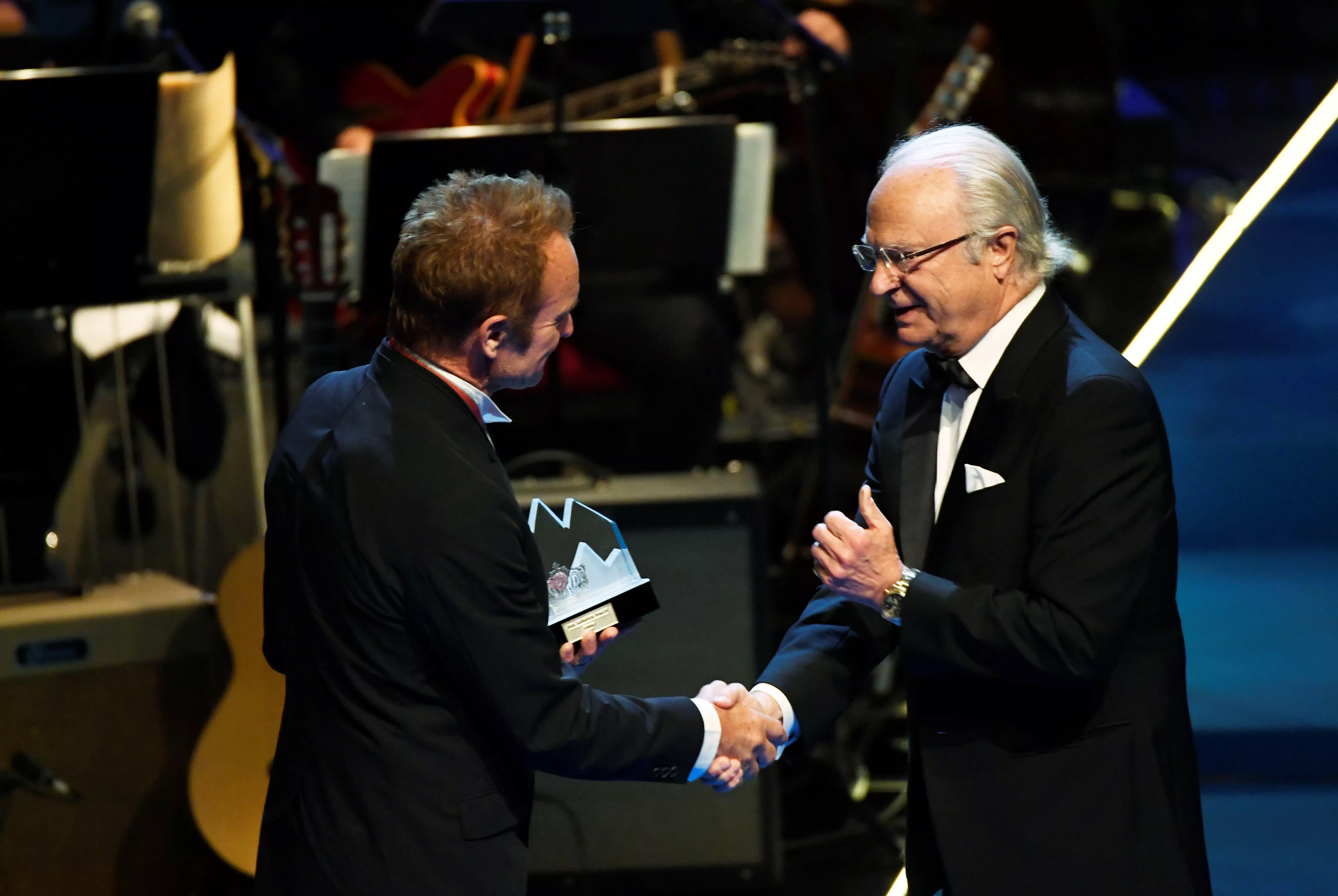 Donerer prispenger til unge flyktninger