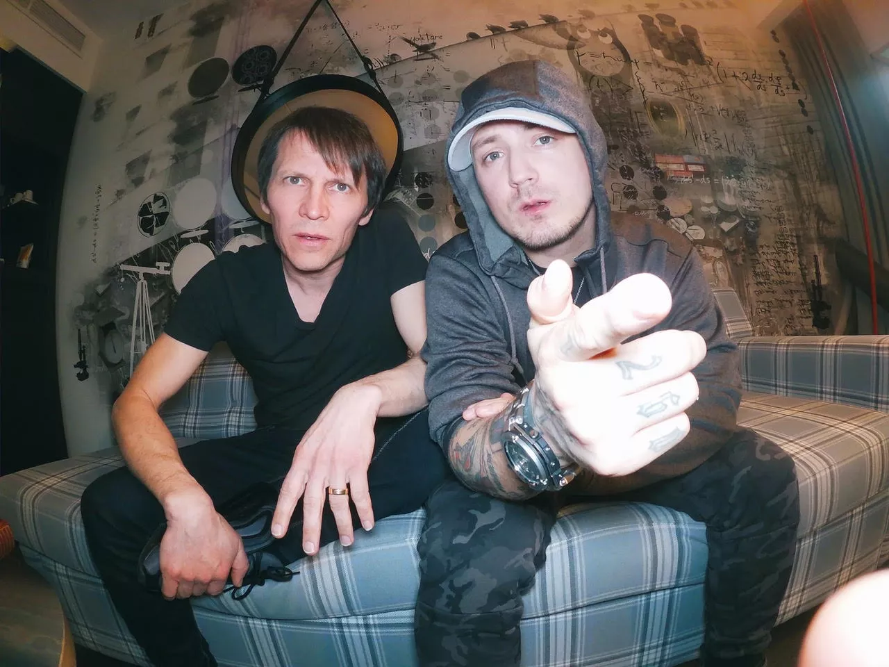 Jakob Hellman gästar i ny låt