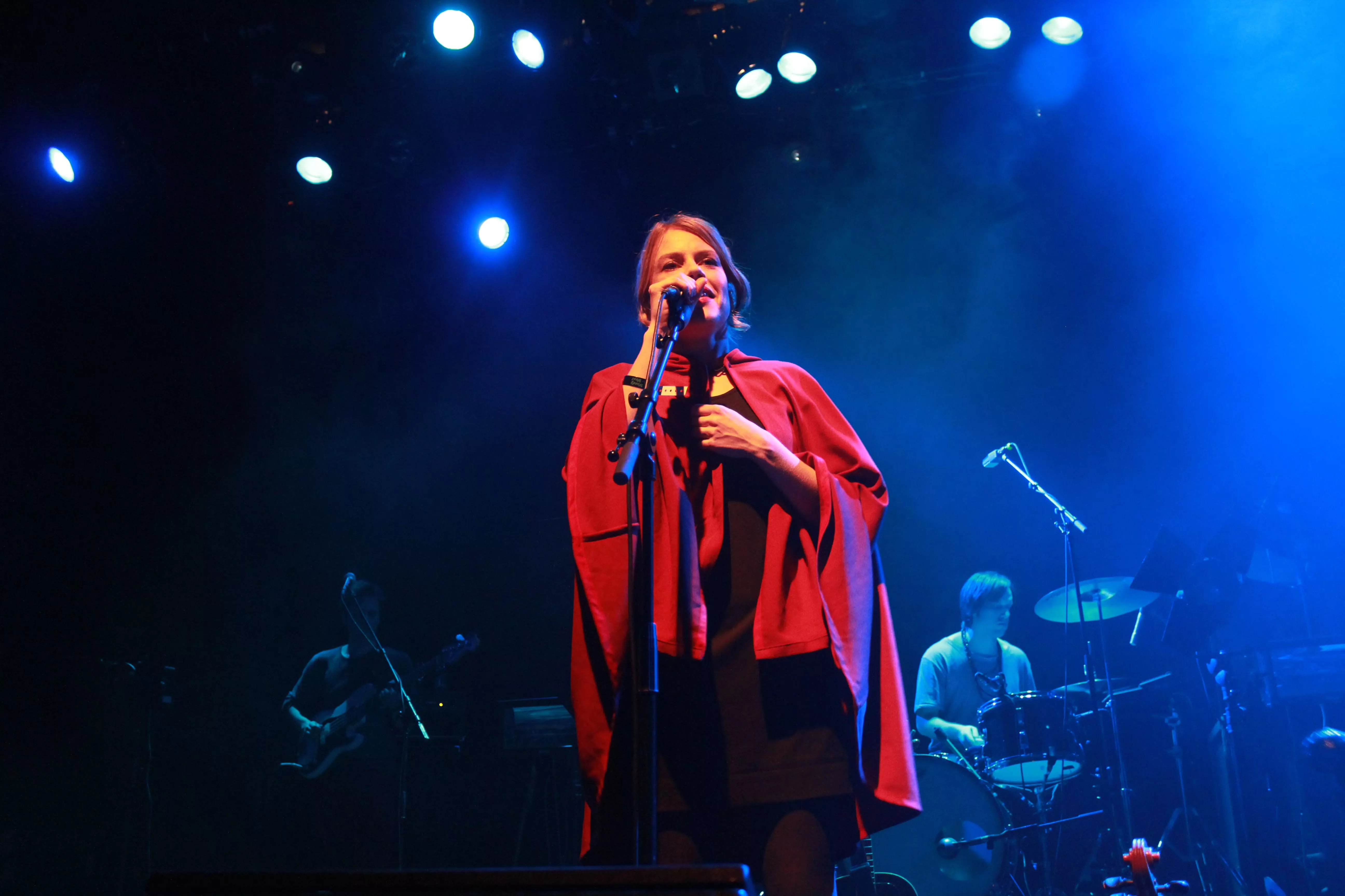 Trästock fyrar av nya artister