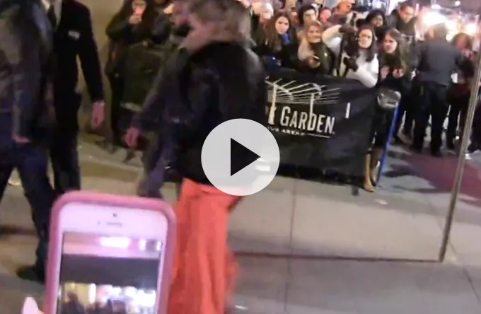 Se Iggy Azalea give fans fingeren 