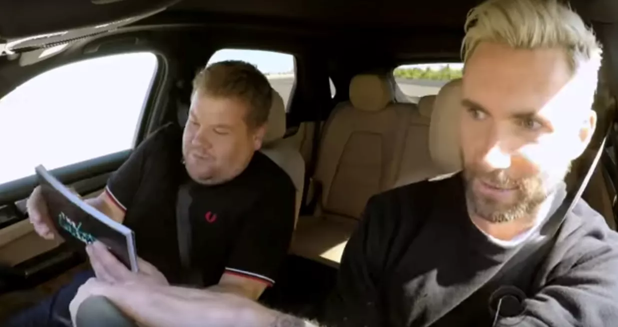 Carpool Karaoke: Adam Levine kører racerløb og balancerer ting på sit ansigt