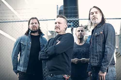 Mustasch tacklar manlighet på kommande album