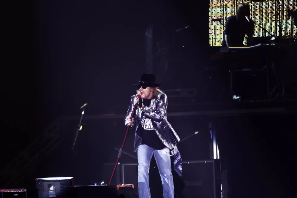 Guns N’ Roses gjorde klassisk konsert-tabbe – möttes av burop