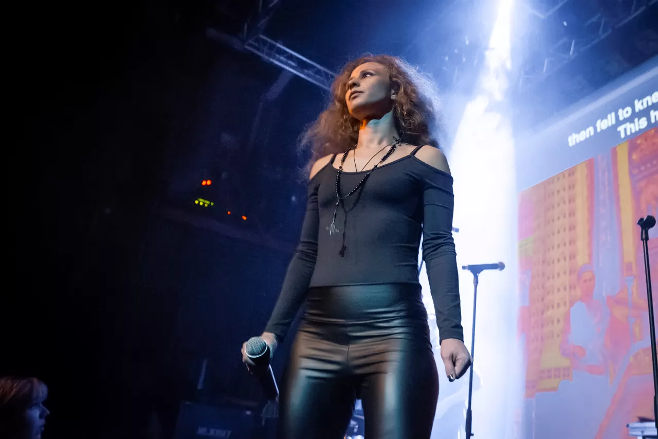 Medlem i Pussy Riot flydde husarrest i Ryssland – utklädd till matbud