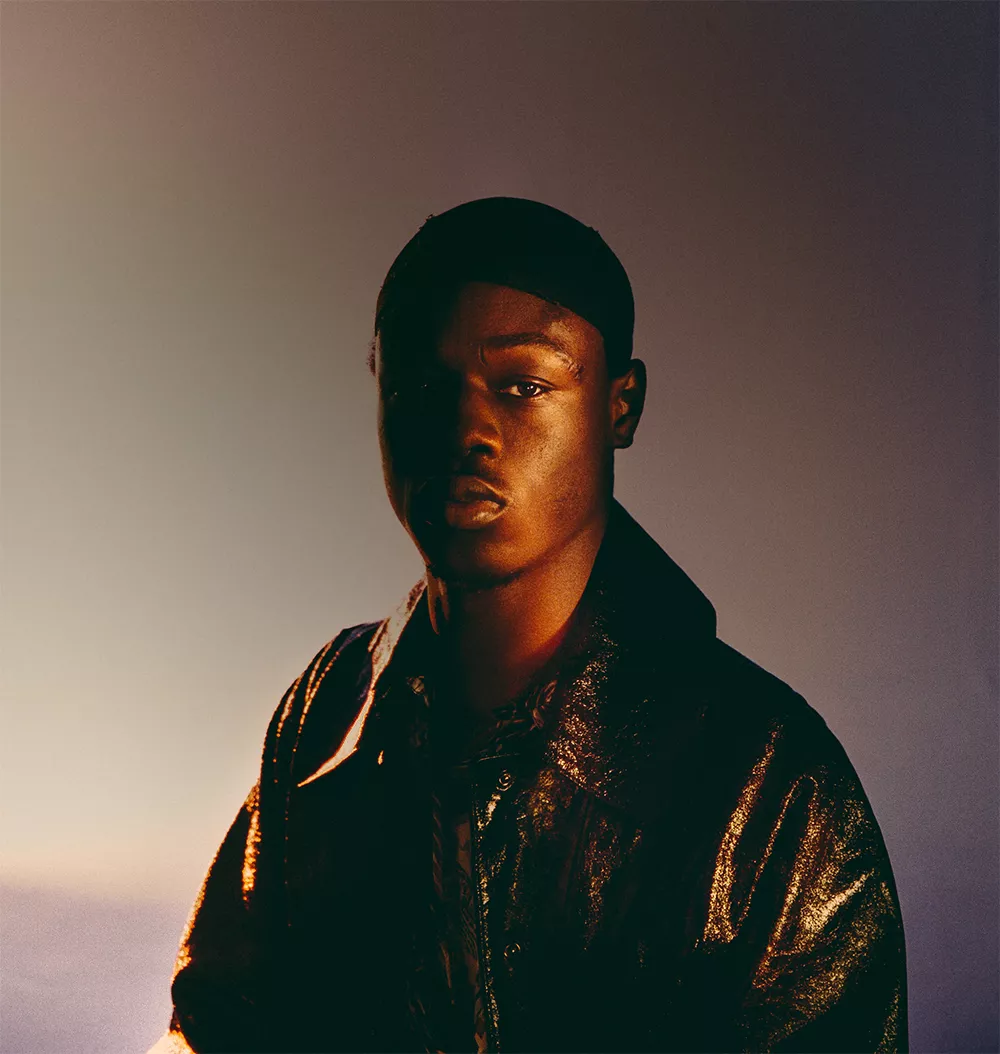 J Hus surfer over sorte tordenskyer