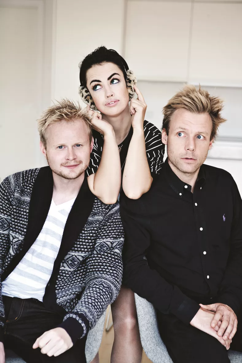 Aura medvirker i stand up-show