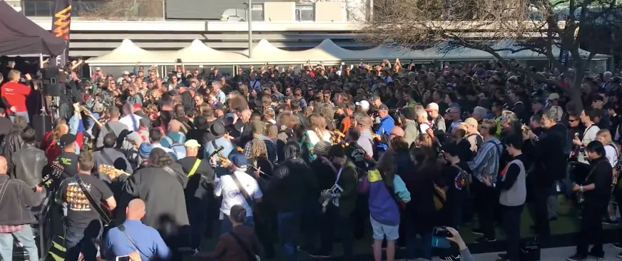 Ny verdensrekord: 450 guitarister samlet for at spille "Highway to Hell"