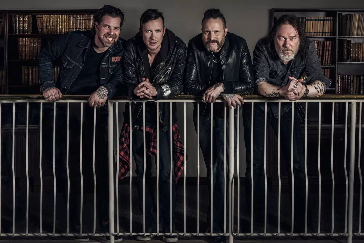 Mustasch bjuder på saftig sommarturné 