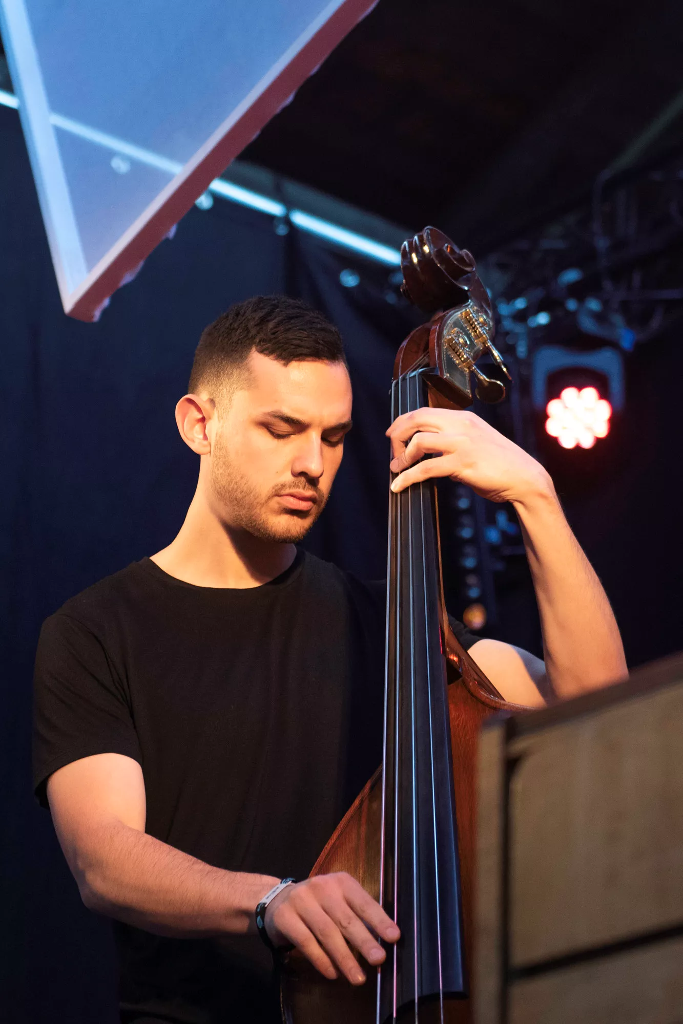 Til svævende toner af nyt og gammelt fra duoen