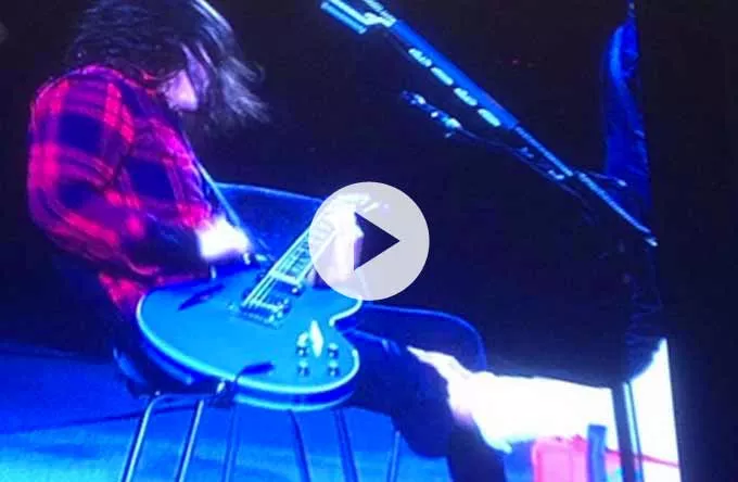Video: Dave Grohl brækker ben under koncert – men spiller videre