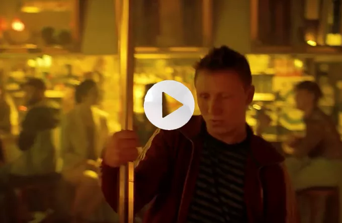 Se: Barstemning, basarm og bare maver i Kenton Slash Demon-video 