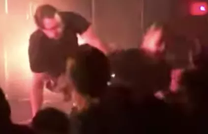 Här får punkstjärnan nog – spöar upp Trump-supporter