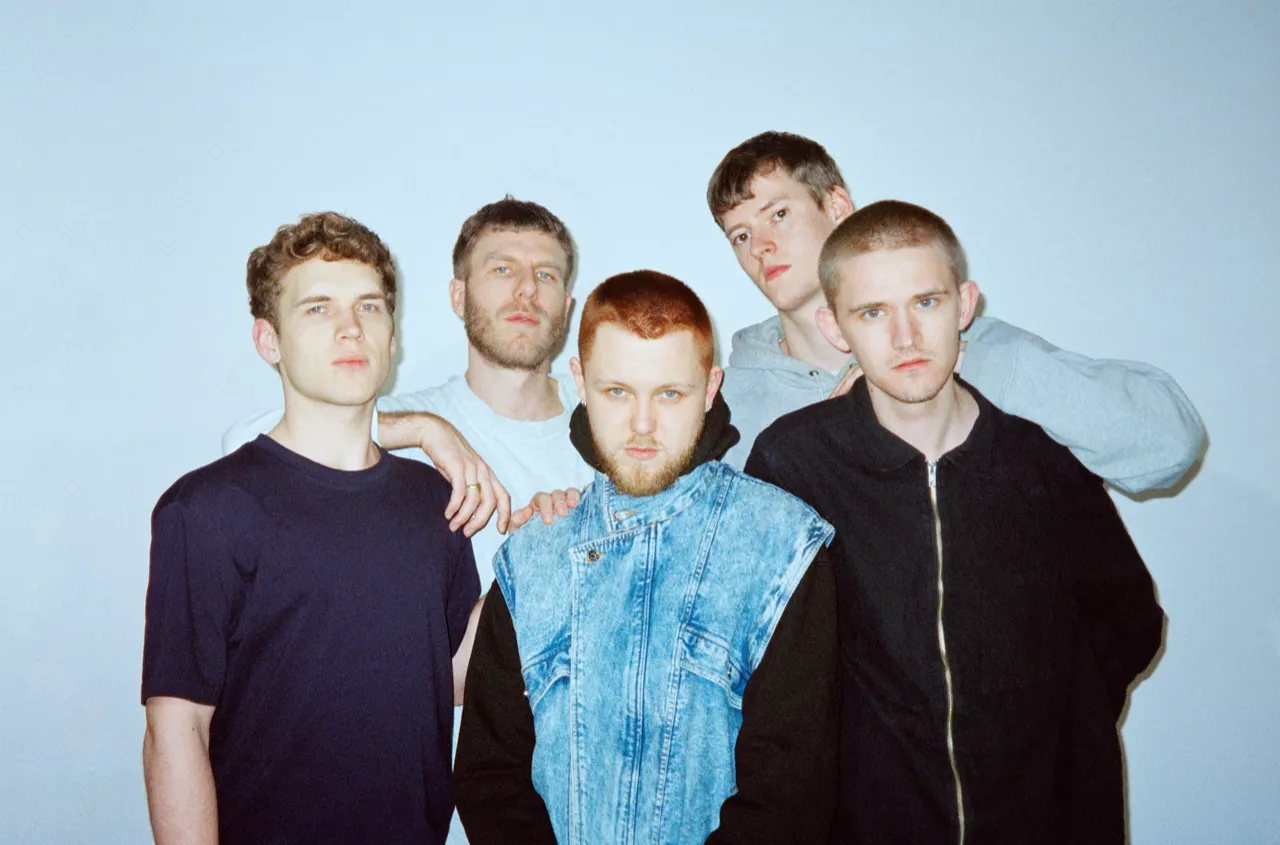 Flækkede læber og forstuvede fødder: Q&A med single-og videoaktuelle MONTI