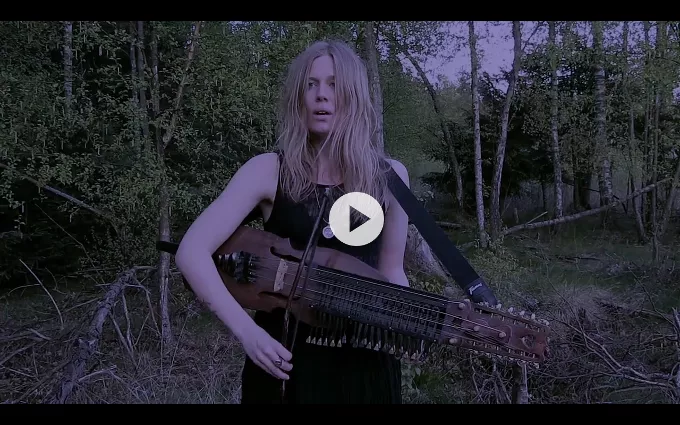 Video: Danske Myrkur går viralt med smuk folkevise