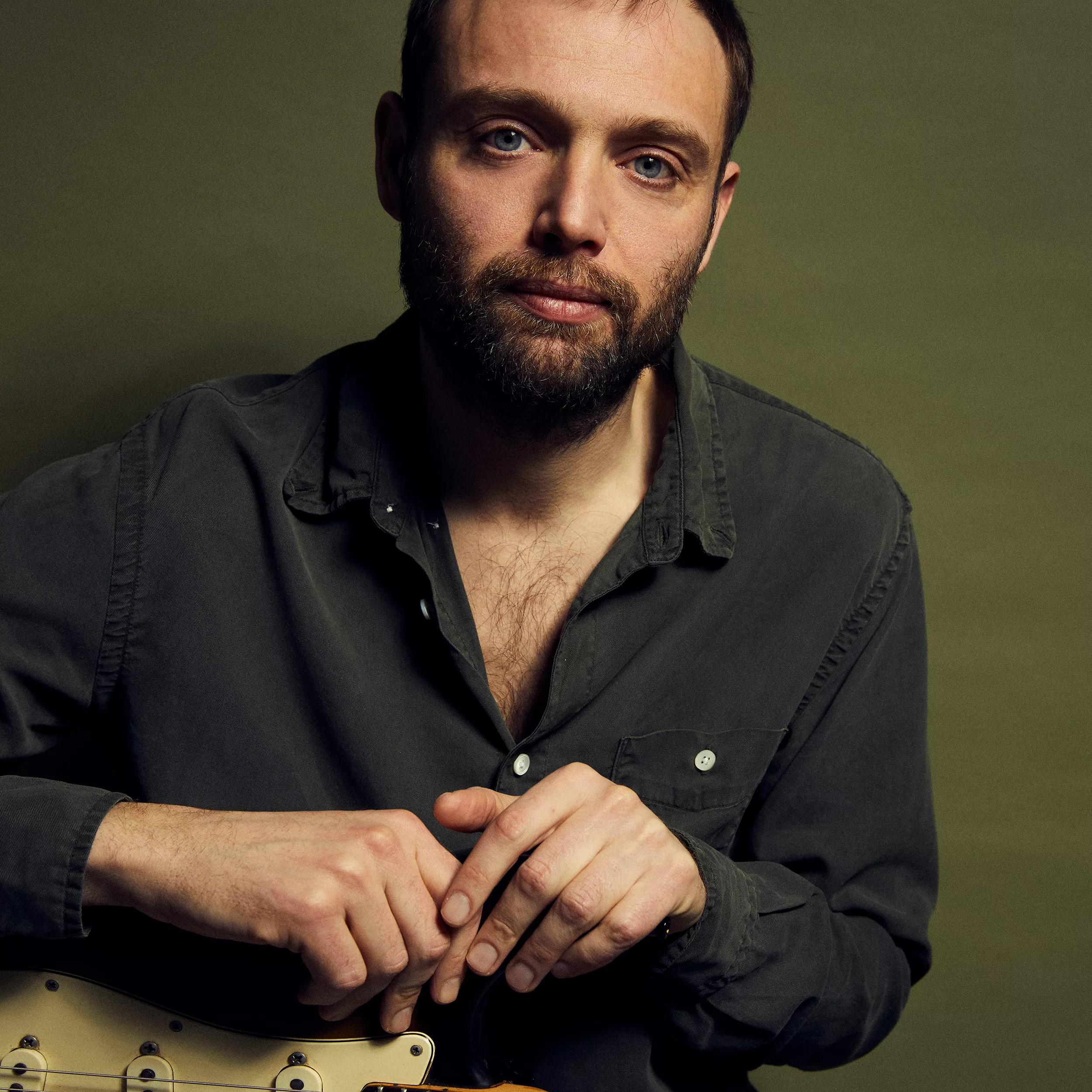 VIDEOPREMIERE: Femstjernede Mellemblond spørger "Hvor er magien?" 