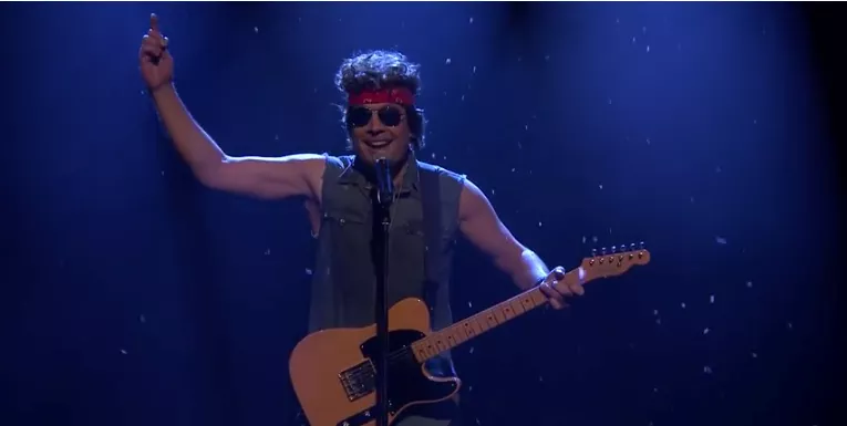 Se programledaren imitera rockikonen