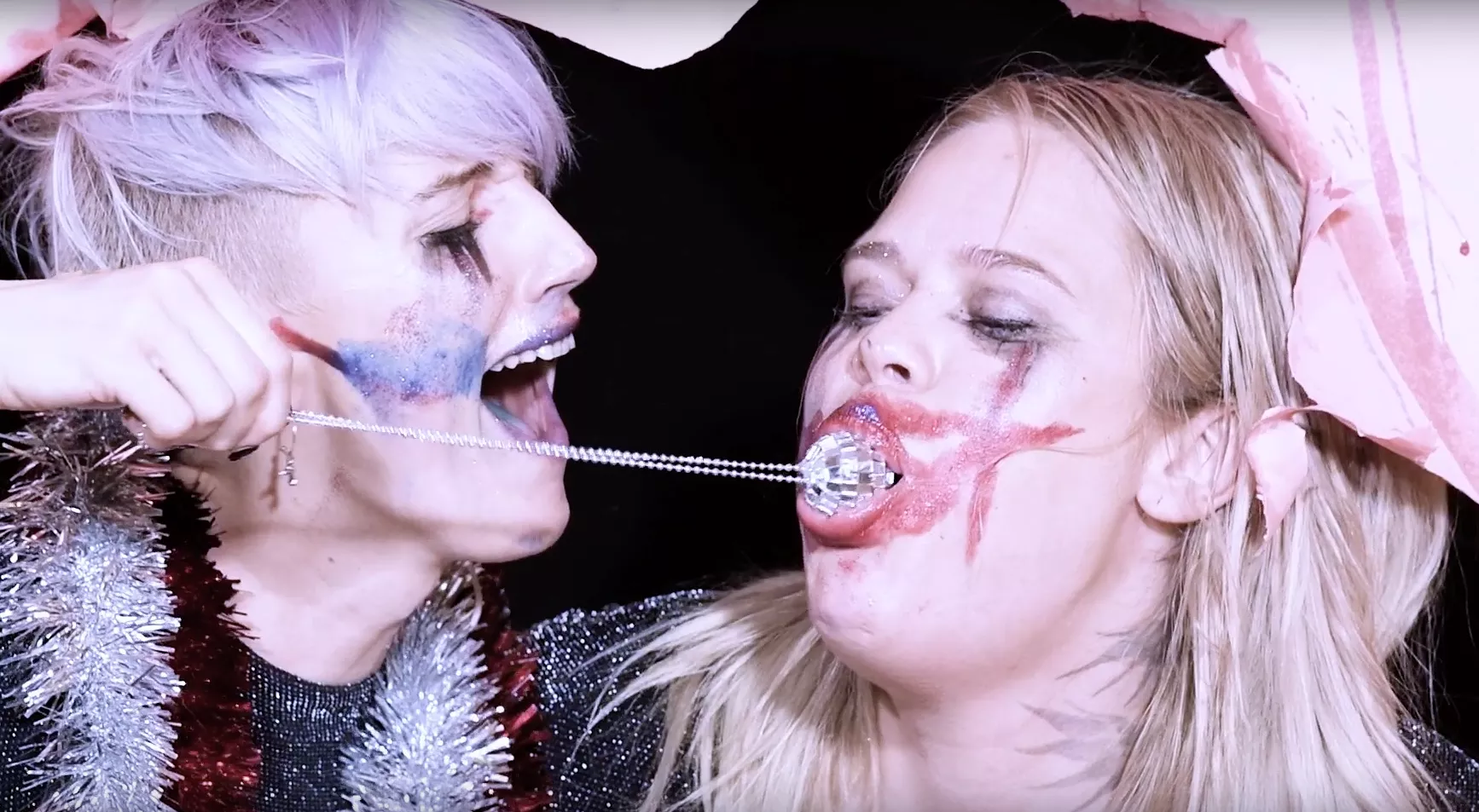 PREMIÄR: Felin och Julia Frej i samarbete – "tomten är full ..."