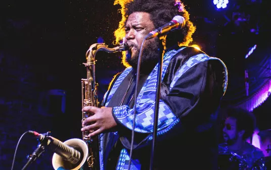 Saxofonstjernen Kamasi Washington – kendt fra Kendrick Lamar – giver dansk koncert