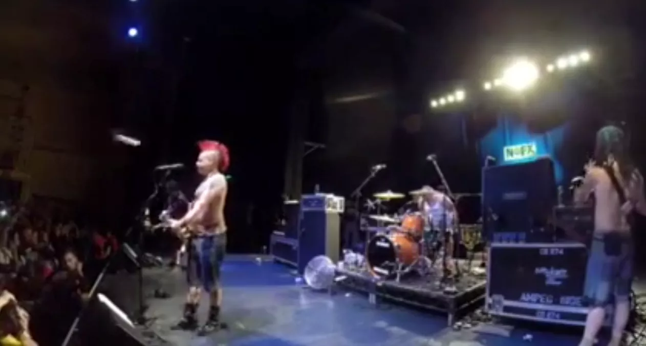 Försvarar den här videon punkikonens våldsamma attack?