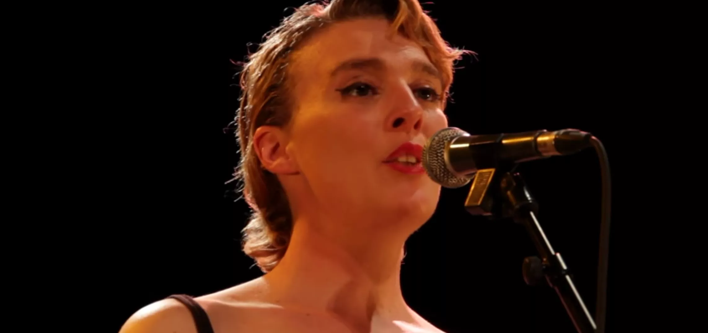 Fransk sangerinde dør på scenen