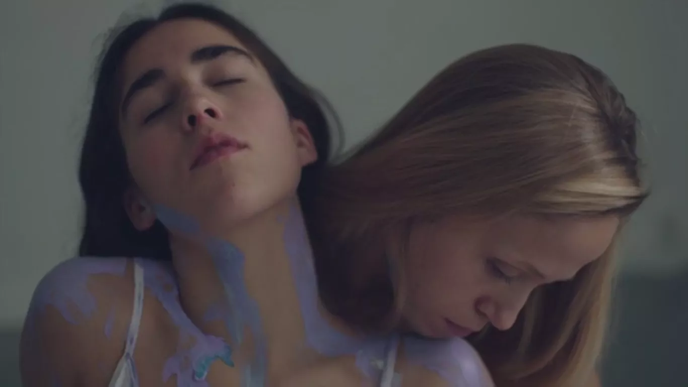 Se ny Mont Oliver-video med masser af bodypaint 