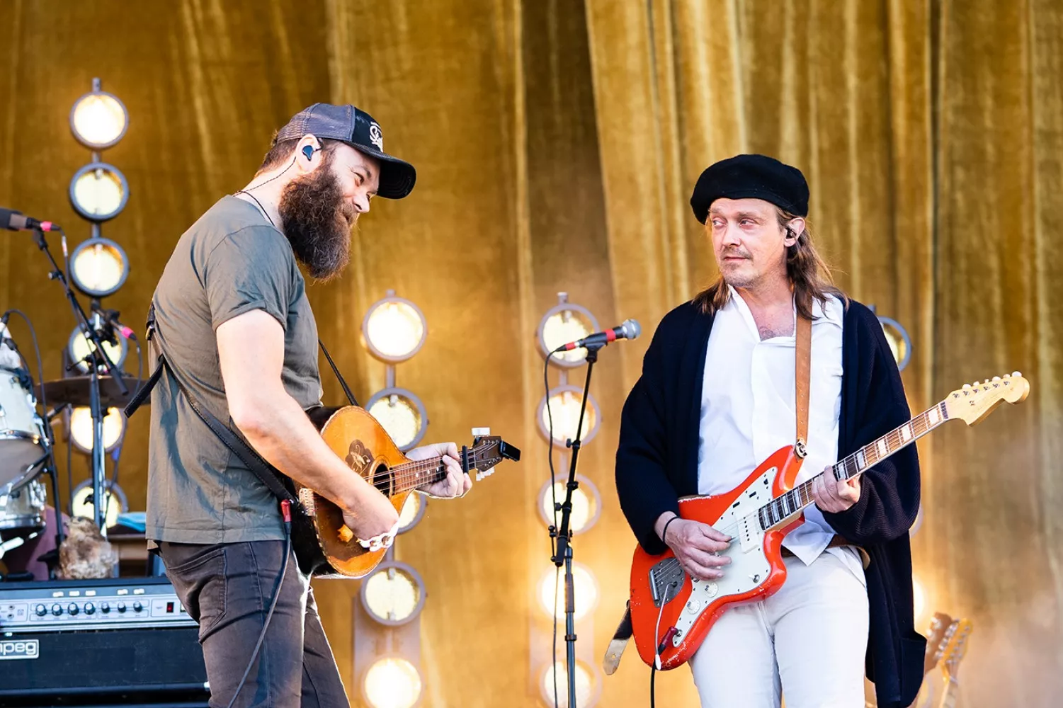 Bundsolid bandperformance i høj sol