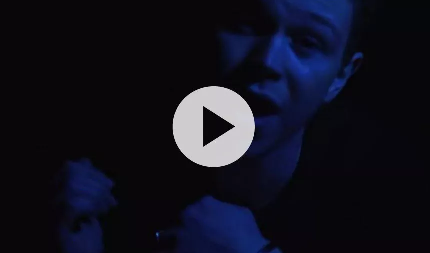 Videopremiere: JOHS giver ny single et farveboost