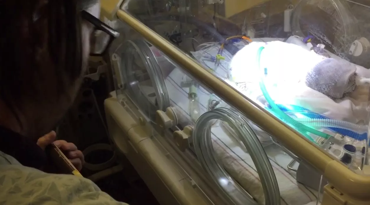 Hör pappan sjunga för sin döende son