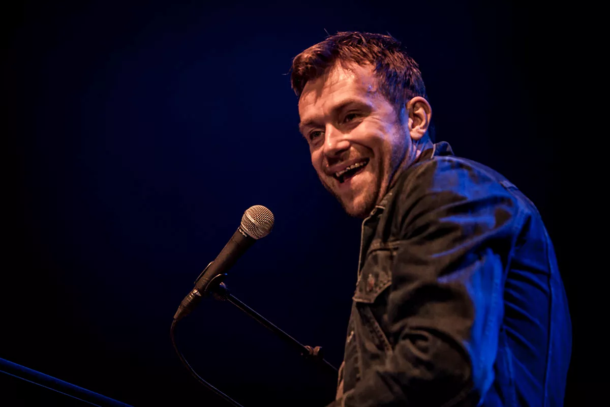Se Damon Albarn bli bært av scenen på Roskilde