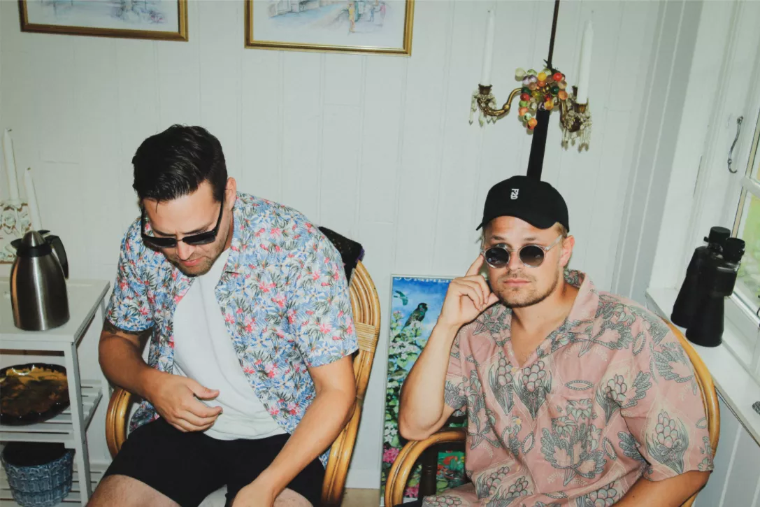 Ung popduo hylder Thomas Helmig med nyfortolkning af klassiker