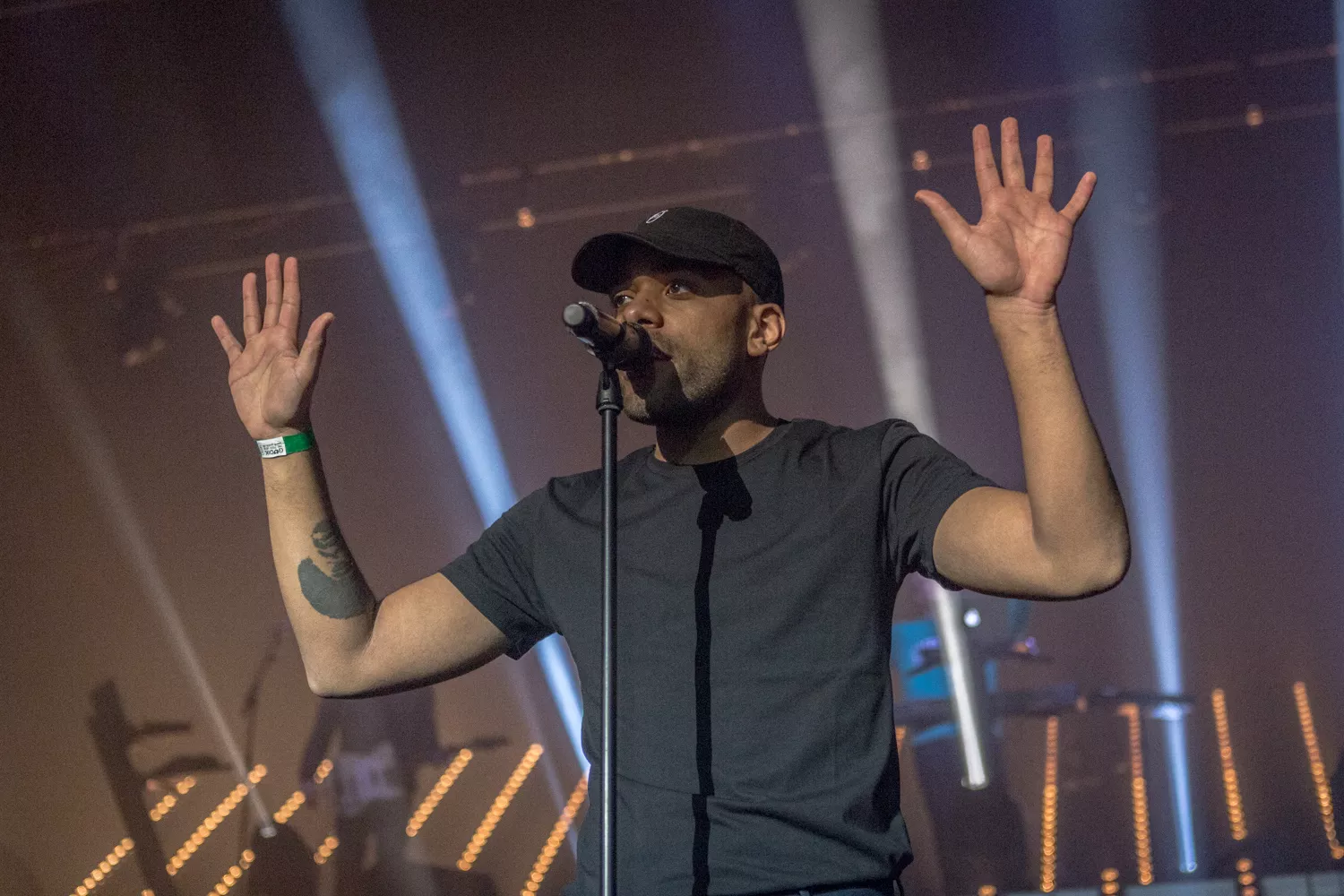 Bøjet i neonlys på Falconer Salens scene