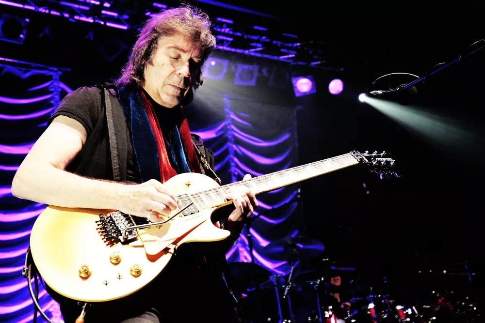 Den tidligere Genesis-gitaristen Steve Hackett er klar for Norge