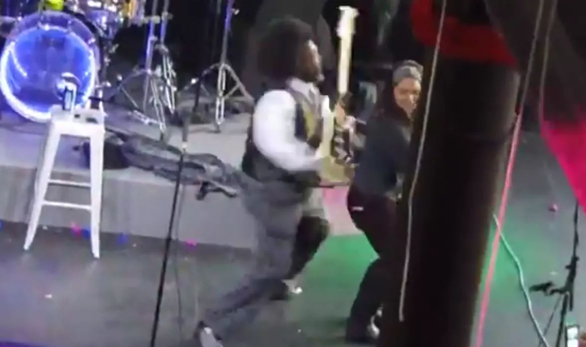 Se hitmakaren slå kvinnan i ansiktet