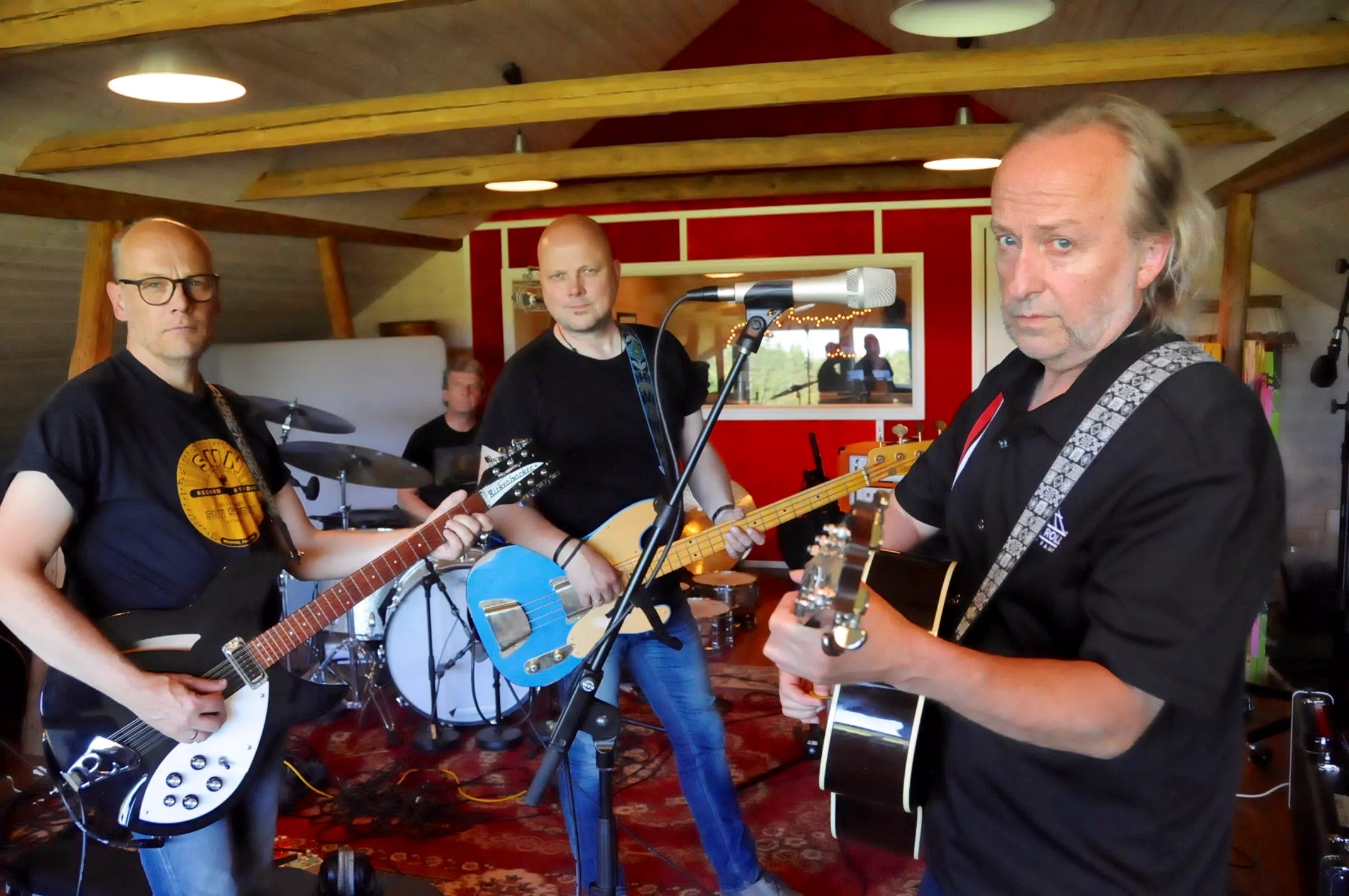 Levi Henriksen spiller inn Vidar Sandbecks kjente vise som takk