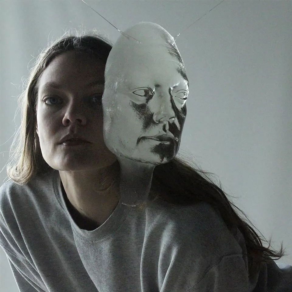 Støjpoppet og elektrorocket debut-ep med kølig kvindevokal og kød på