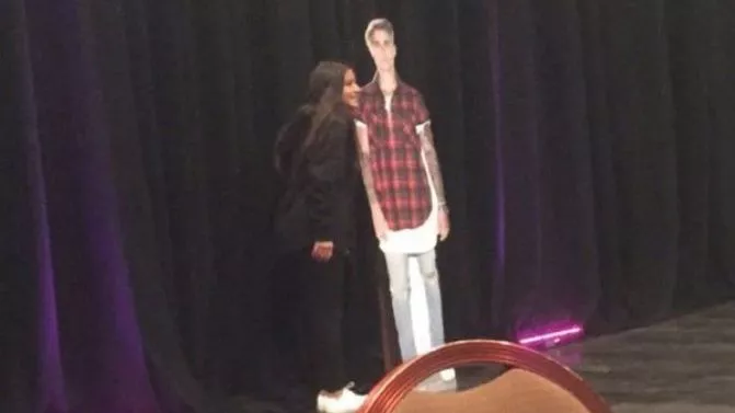 VIP-fansen möttes av Bieber-figur i papp