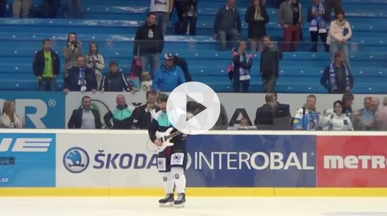 Se ishockeyspiller spille guitar på isen