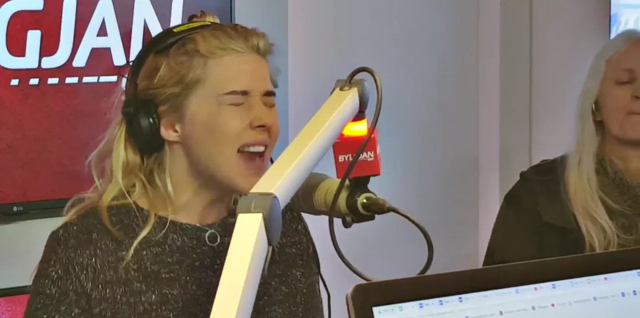 Hör isländskan sjunga skiten ur rockklassiker