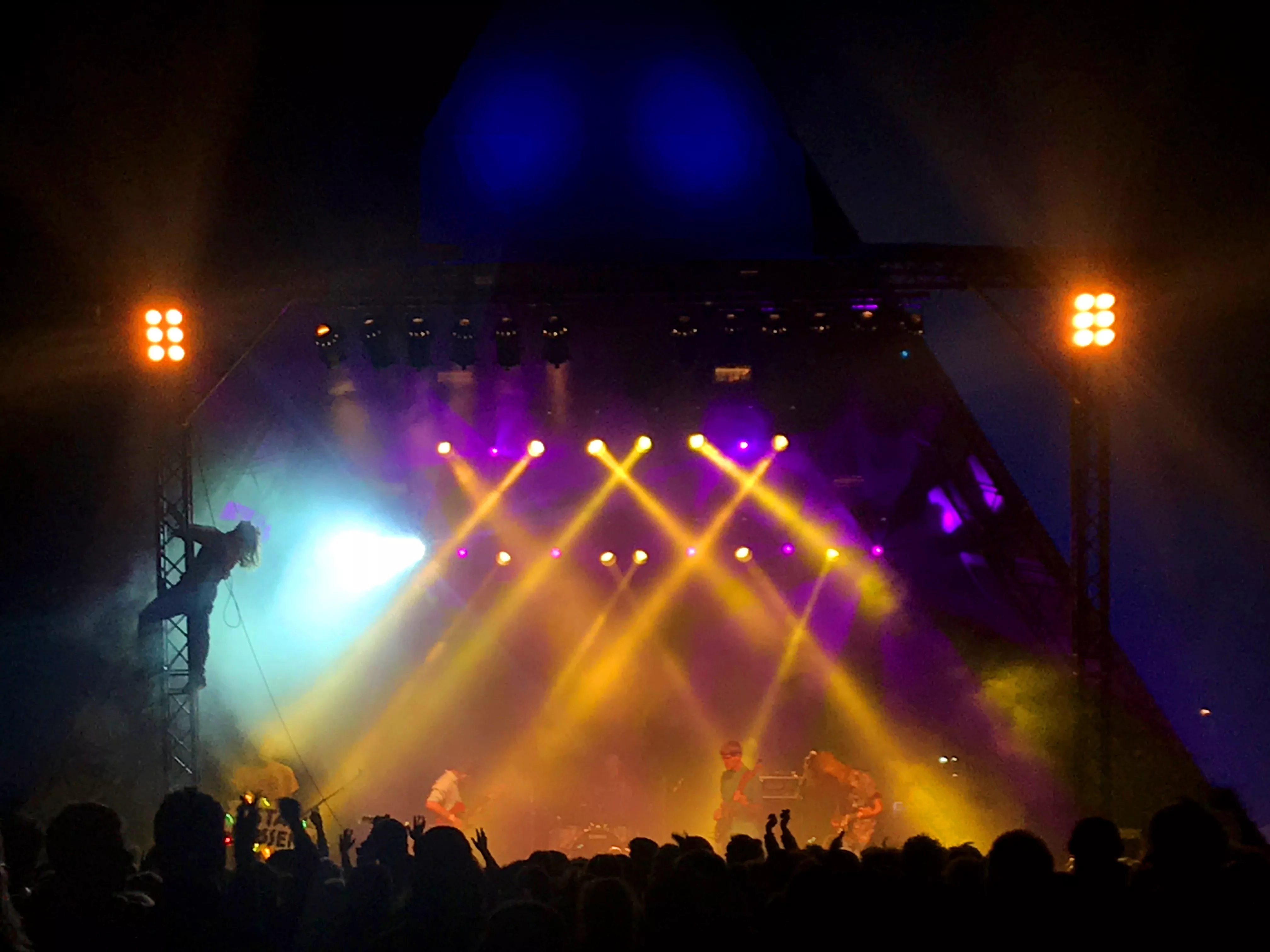 Svenskerpunk i smækbukser – fem meter over scenegulvet