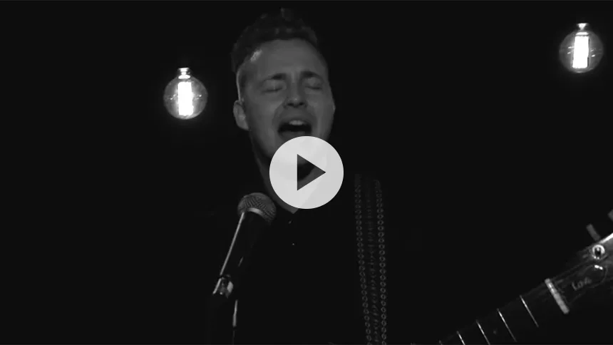 Fra Toby over Tobias Stenkjær til Tobias – den danske sanger og sangskriver er tilbage