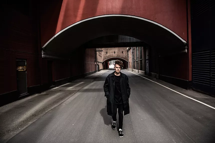 Saveus hyldes i Elton Johns radioprogram