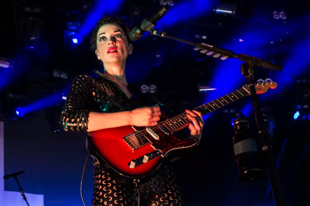 Hør St. Vincent spille The Rolling Stones