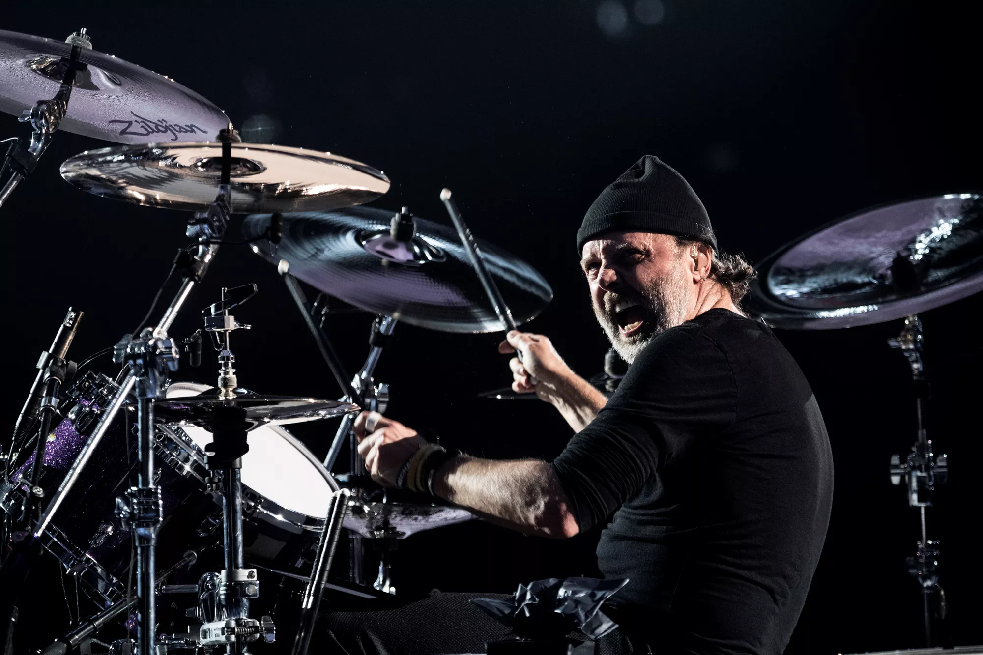 Utför dina behov med Metallica – konstnär har skapat unik toalett