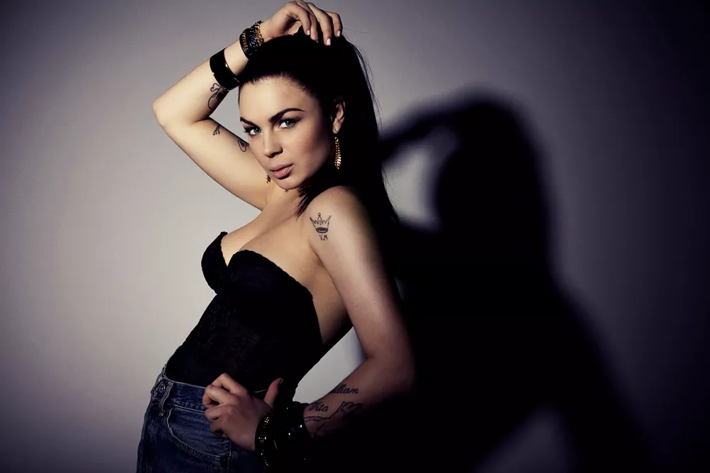 Vanessa Falk debuterar